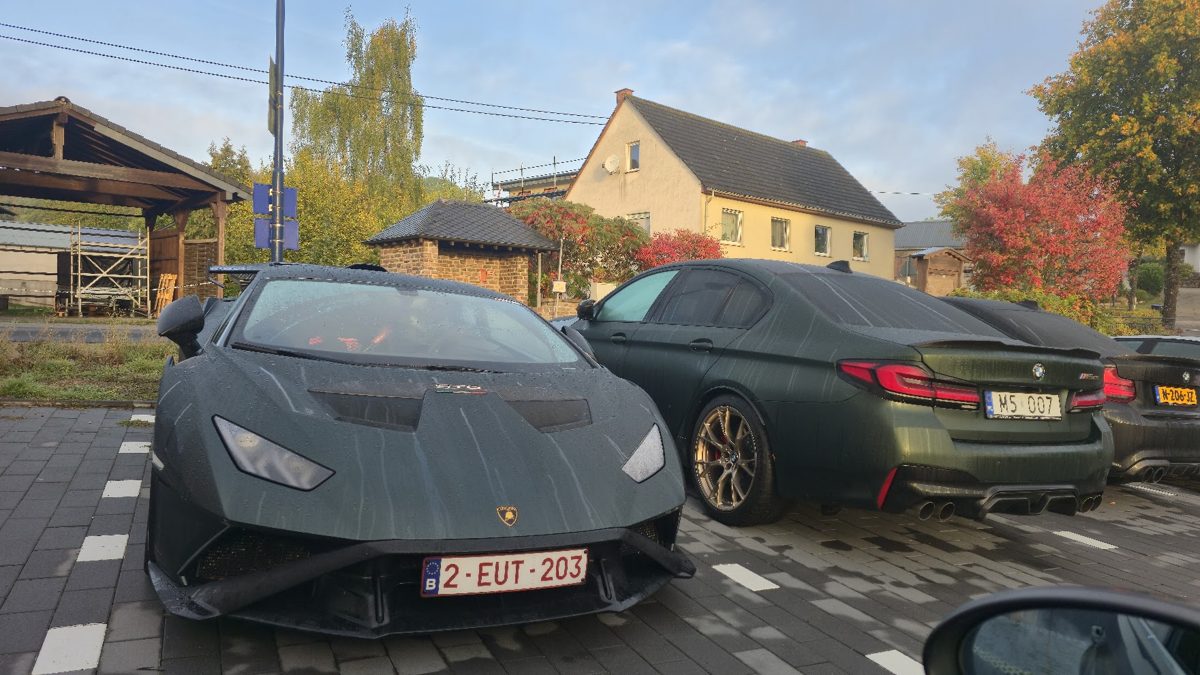 Lamborghini i BMW M5 uczestników na parkingu w Nürburgu