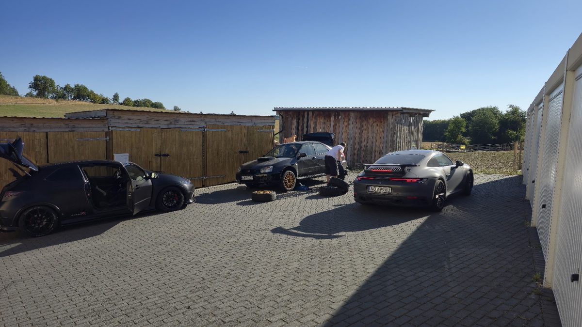 Wymiana kół przy hali przed wyjazdem na tor