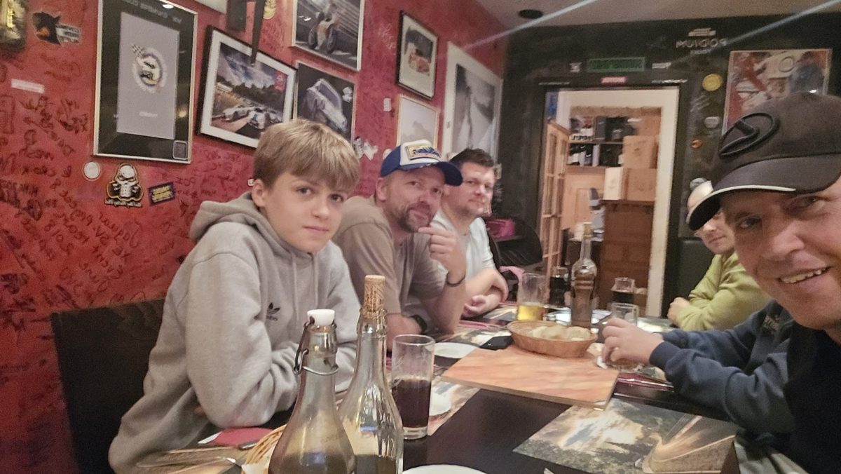 Wspólna kolacja w restauracji z pamiątkami motorsportu