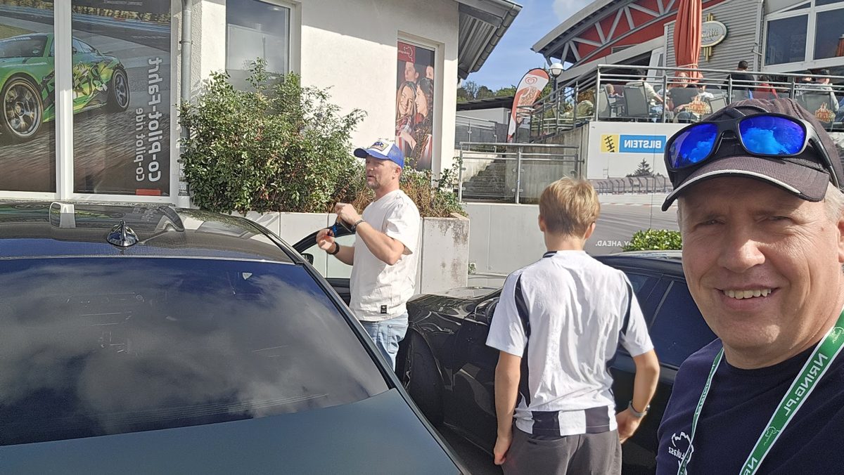 Przygotowania przy autach przed wyjazdem na tor