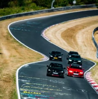 Cztery auta uczestników na zakręcie Nordschleife