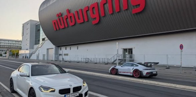 BMW M2 uczestnika przed budynkiem Nürburgringu